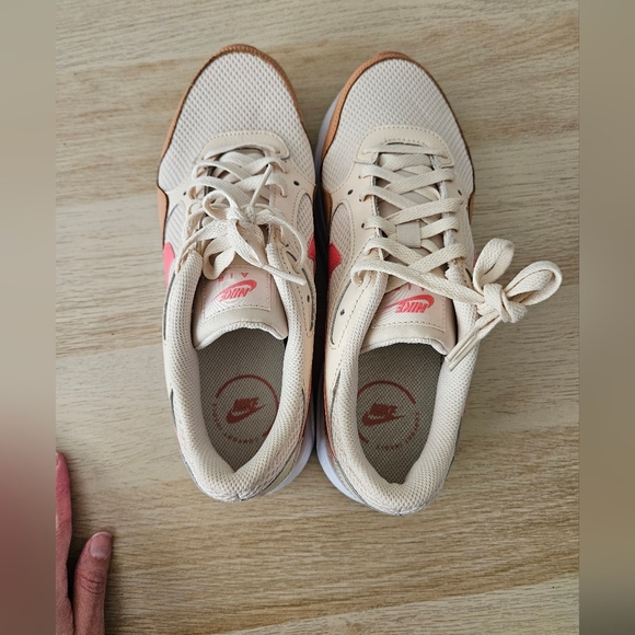 Nike Women's Tan and Pink Sneakers Size 10 - Picture 9 of 9